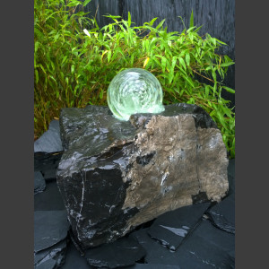 Belgisch Granit Quellstein mit drehender Glaskugel 15cm
