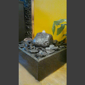Zimmerbrunnen Findling grau-schwarz 15cm in 4eckigem Granitbecken