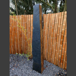 Monolith schwarz bunter Schiefer 135cm hoch