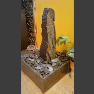 Zimmerbrunnen Schiefer Monolith grauschwarz in 4eckigem Granitbecken