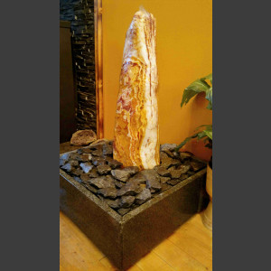 Zimmerbrunnen Onyx Monolith geschliffen in 4eckigem Granitbecken