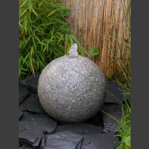 Granit Kugel Quellstein 30cm1