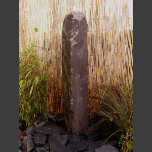Schiefer Monolith Quellstein  lila 95cm