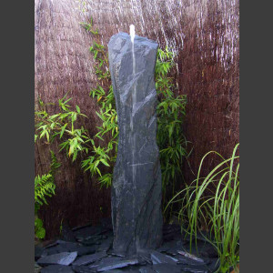 Schiefer Monolith Quellstein grauschwarz 120cm
