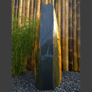 Monolith schwarz bunter Schiefer 135cm hoch
