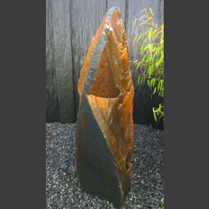 Monolith schwarz bunter Schiefer 135cm hoch