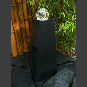 Quellstein Schiefer Monolith schwarz mit drehender Glaskugel 10cm