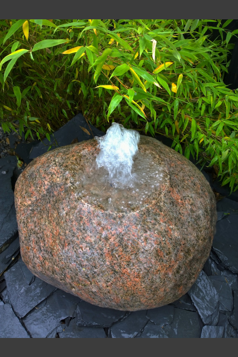 Brunnen ausgehöhlter Granit Findling 30cm - Komplettset Brunnen -  Monolithique