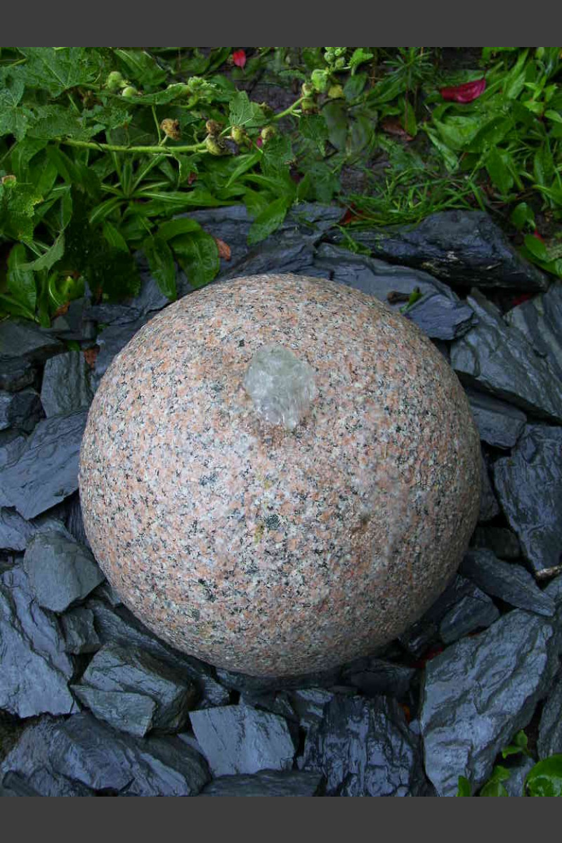 Granit Kugel Sprudelstein rot 40cm - Quellsteine - Quellstein - Monolithique