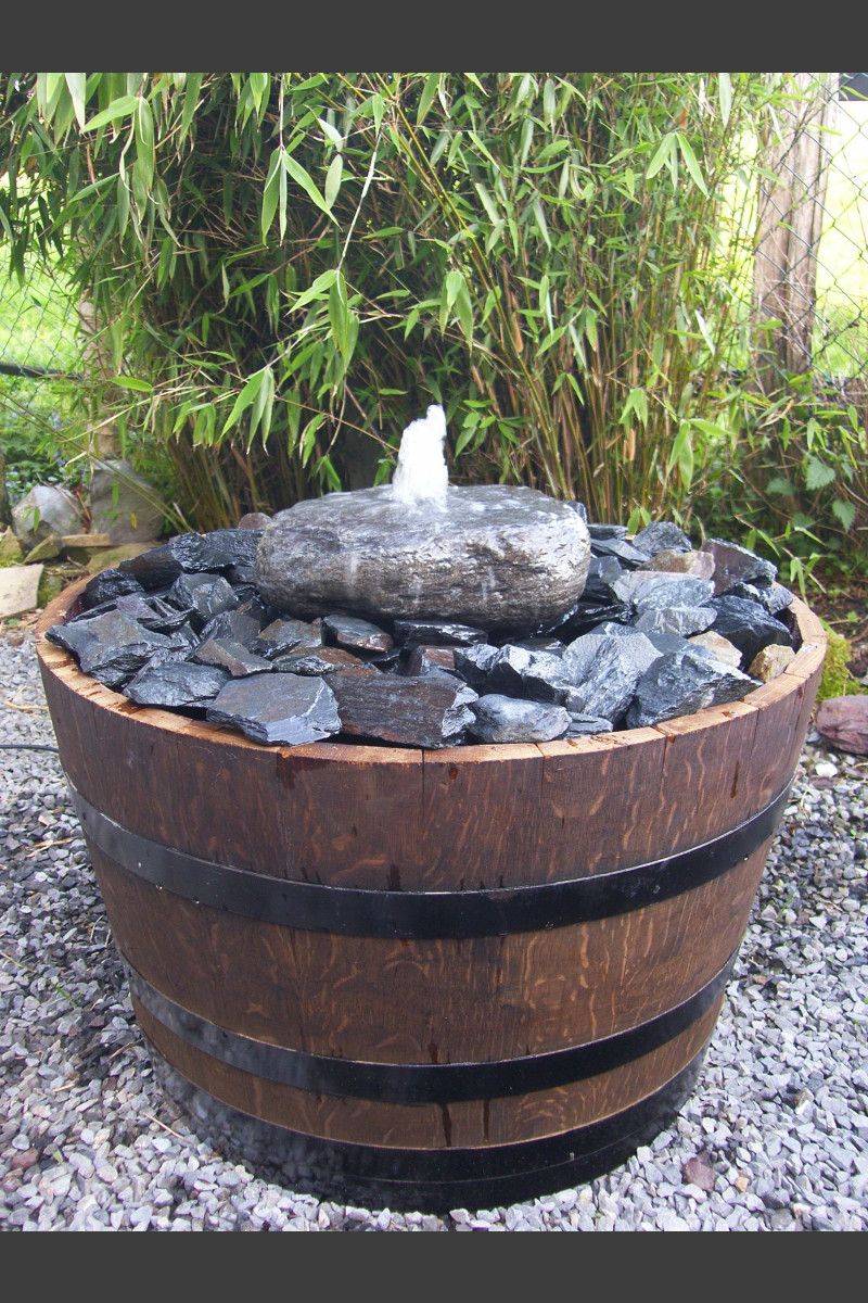 Findling Quellstein im Weinfaß Komplettset Brunnen Monolithique