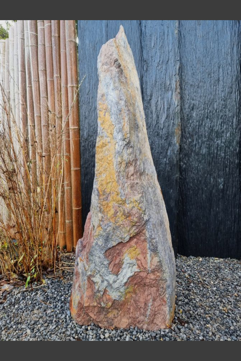 Monolith rotbunter Schiefer 133cm hoch Monolithique