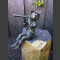 Bronze Figur Antonio auf Basaltsäule