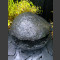 Basalt Auster Quellstein mit drehender Glaskugel