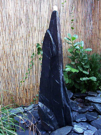 Monolith Quellstein grauschwarzer Schiefer 175cm