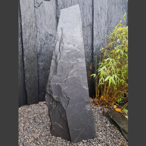 Solitärstein schwarz-roter Schiefer 123cm hoch