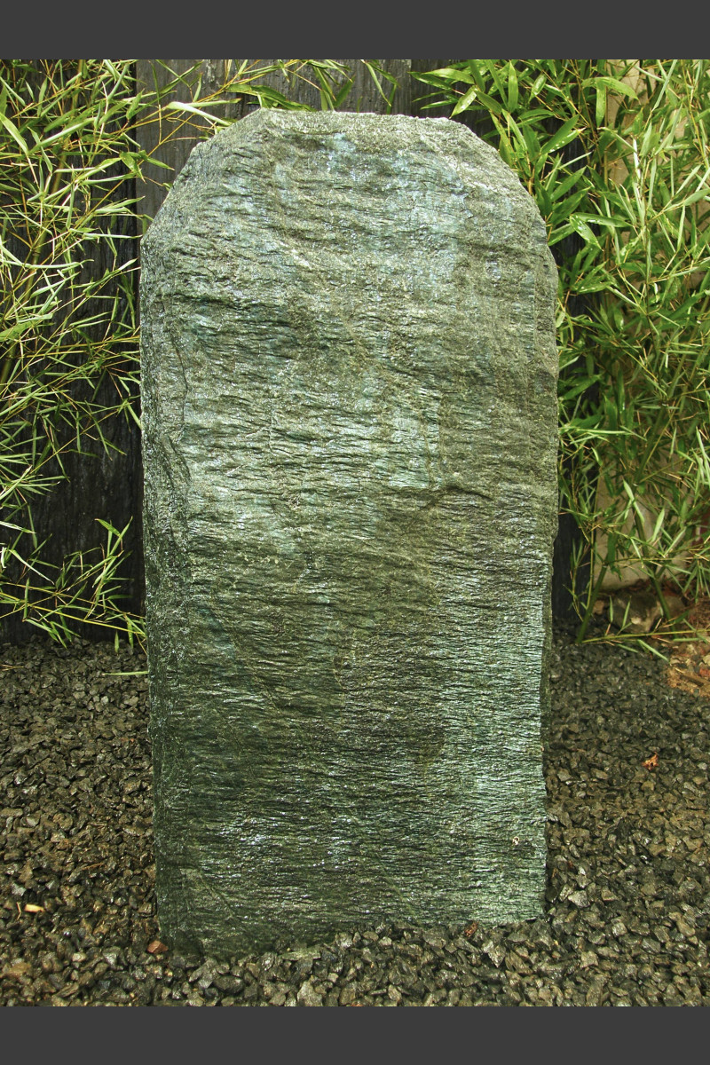 Roche de pierre solitaire Serpentinite a facettes 90cm Monolithique