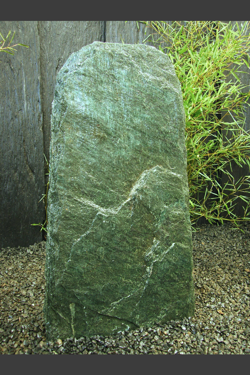 Roche de pierre solitaire Serpentinite a facettes Monolithique