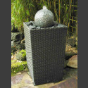 Fontaine pour la terrasse Boule en granite gris dans panier