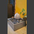 Fontaine d’intérieur set Bloc erratique de granite gris en bassin de granit carré