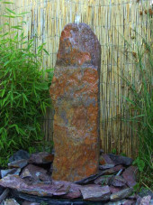 Schiefer Monolith Quellstein  rotbunt 75cm