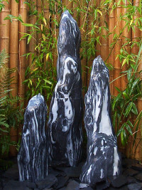 3 Quellstein Monolithen schwarz-weißer Marmor geschliffen 120cm1