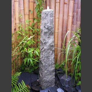 Quellstein Obelisk grauer Granit 120cm1