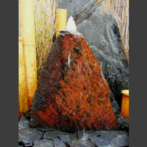 Quellstein rot-schwarzer Schiefer 45cm1