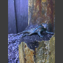 Bronzefigur Gecko op Basalt Column