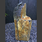 Bronzefigur Lizard op Basalt Column