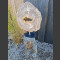 Leisteen monoliet met versteende boomschijf 138 cm hoog